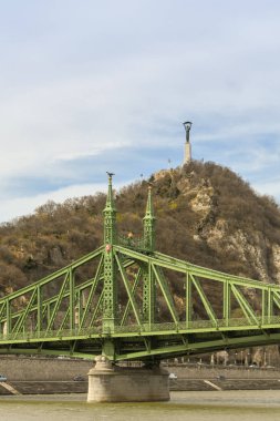 Budapeşte, Macaristan - Mart 2019: Budapeşte 'deki Tuna Nehri' ni geçen Özgürlük Köprüsü veya bilinen adıyla Özgürlük Köprüsü.