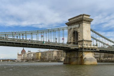 Budapeşte, Macaristan - Mart 2019: Budapeşte şehir merkezindeki Tuna Nehri 'ni geçen zincir köprü. İngiliz mühendis William Tierney Clark tarafından tasarlanmış ve İskoç mühendis Adam Clark tarafından inşa edilmiştir..