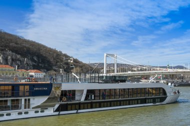 Budapeşte, Macaristan - Mart 2018: Budapeşte 'nin merkezindeki Tuna Nehri' nin karşısındaki Elisabeth Köprüsü 'nün önündeki nehir teknesi Amareina.