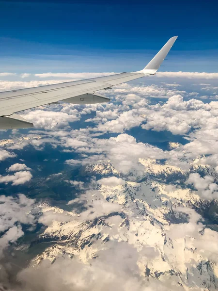 Ala Avião Voando Sobre Montanhas Cobertas Neve Nuvem Luz — Fotografia de Stock