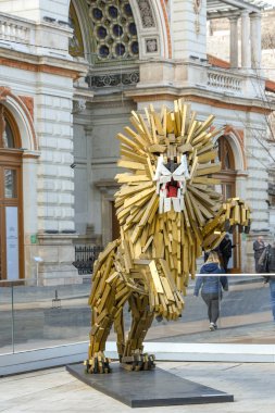Budapeşte, Macaristan - Mart 2018: Ahşap aslan Budapeşte 'de halk sanatı olarak sergileniyor