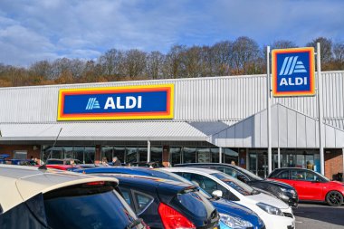 Pontypridd, Galler - Aralık 2019: Pontyrpidd yakınlarındaki Aldi süpermarketinin önündeki işaretler.