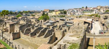Ercolano, Napoli yakınları, İtalya - Ağustos 2019: Napoli 'nin dışındaki Ercolano' daki Herculaneum tarihi mekanının panoramik görünümü.