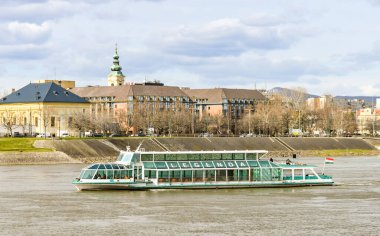 Budapeşte, Macaristan - Mart 2018: Budapeşte 'de Tuna Nehri' nde tekne gezisi.