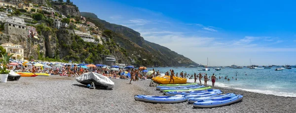 ポジターノ イタリア 2019年8月 プラスチック製のカヌーや人々とポジターノのビーチのパノラマビュー — ストック写真