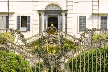 Tremezzo, Como Gölü, İtalya - Haziran 2019: Como Gölü 'ndeki Tremezzo Villa Carlotta' nın önündeki süs kapıları. Villada bir müze ve botanik bahçeleri var..