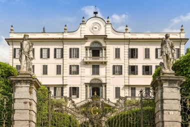 Tremezzo, Como Gölü, İtalya - Haziran 2019: Como Gölü 'ndeki Tremezzo Villa Carlotta' nın önündeki süs kapıları ve taş sütunlar. Villada bir müze ve botanik bahçeleri var..