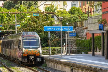 Torre Del Greco, Napoli yakınları, İtalya - Ağustos 2019: Napoli 'nin dışındaki Torre del Greco' ya gelen elektrikli banliyö treni.