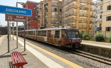Ercolano, Napoli yakınlarında, İtalya - Ağustos 2019: Napoli 'nin dışındaki Ercolano tren istasyonuna gelen elektrik treni.