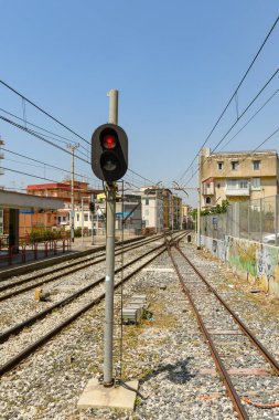 Ercolano, Napoli yakınlarında, İtalya - Ağustos 2019: Napoli 'nin dışındaki Ercolano tren istasyonundaki rayların yanında kırmızı sinyal.