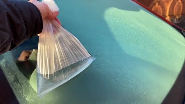 웨일스 프리드 2012 자동차의 차창에서 두꺼운 서리를 사용하는 비닐봉지 — 비디오