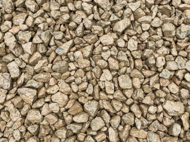 Sıkıştırılmış temiz sert kaya, bir evin bahçesinde yeni bir teras için vakıf olarak kullanılıyor.