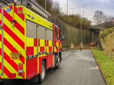 Treforest, Wales - Şubat 2020: Yangın ihalesi, Pontypridd yakınlarındaki Treforest 'da sel sularında mahsur kalan bir araca seslendi.