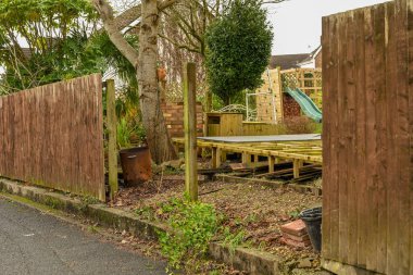 Cardiff, Wales - Şubat 2020: Tahta bahçe çiti, şiddetli bir kış fırtınasının rüzgarları tarafından tahrip edildi