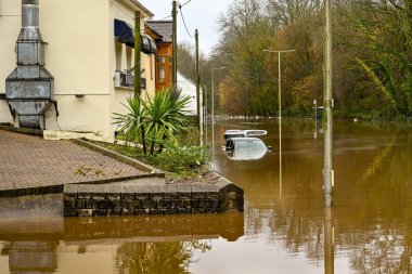 Nantgarw, Cardiff yakınlarında, Galler - Şubat 2020: Şekerleme Nehri 'nin Cardiff yakınlarındaki kıyıları yerle bir etmesi sonrasında arabalar sular altında kaldı ve binalar sular altında kaldı.