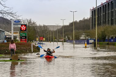 Treforest Endüstriyel Malikanesi, Cardiff yakınlarında, Galler - Şubat 2020: İki kişi Treforest Endüstriyel Malikanesi 'nden geçen sel baskınında bir kanoda kürek çekiyor