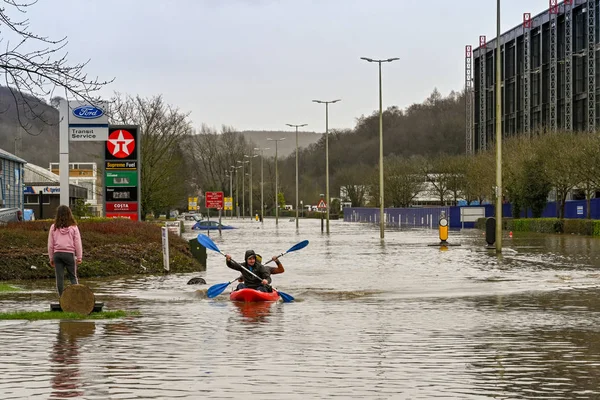 Treforest Endüstriyel Malikanesi, Cardiff yakınlarında, Galler - Şubat 2020: İki kişi Treforest Endüstriyel Malikanesi 'nden geçen sel baskınında bir kanoda kürek çekiyor