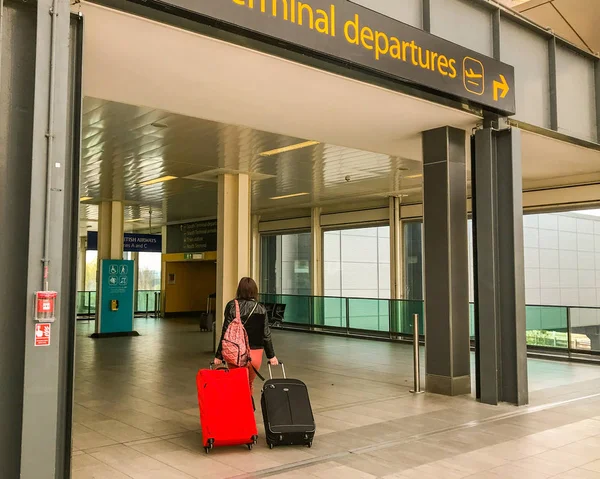 London Gatwick Aiport April 2019 Person Pulling Two Suitcases Terminal — Φωτογραφία Αρχείου