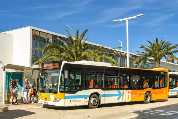 Cannes France April 2019 Crowd People Boarding Bus Bus Stop — Stok fotoğraf