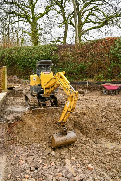 威尔士 加的夫 2020年2月 在住宅区后花园的小型挖掘机 — 图库照片