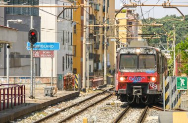 Ercolano, Napoli yakınlarında, İtalya - Ağustos 2019: Napoli 'nin dışındaki Ercolano tren istasyonuna gelen elektrik treni.