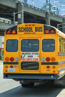 Seattle, Washington State, Usa - Haziran 2018: Sarı okul otobüsü Seattle şehir merkezinde bir sokağa park edildi.