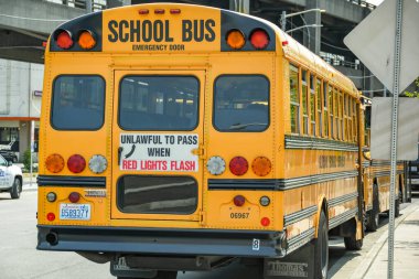 Seattle, Washington State, Usa - Haziran 2018: Sarı okul otobüsü Seattle şehir merkezinde bir sokağa park edildi.