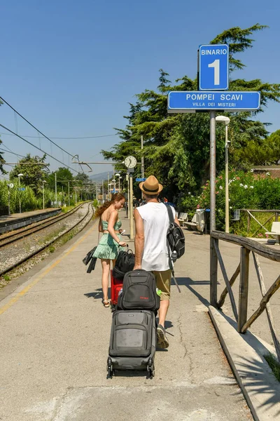 Pompeii Naples Italy August 2019 Person Pulling Suitcase Platform Pompeii — Stockfoto