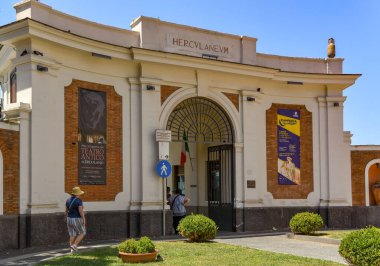 Ercolano, Napoli yakınlarında, İtalya - Ağustos 2019: Napoli 'nin dışındaki Ercolano' daki Herculaneum tarihi sahasına giriş.