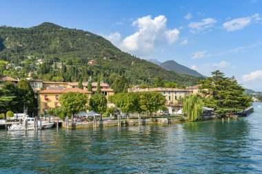 Salo, İtalya - Eylül 2018: Garda Gölü üzerindeki Salo kasabasının Lakefront 'u.