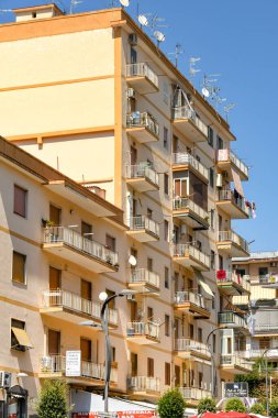 Ercolano, Napoli yakınlarında, İtalya - Ağustos 2019: İtalya 'da konut. Napoli yakınlarında Ercolano 'da balkonlu apartman bloğu.