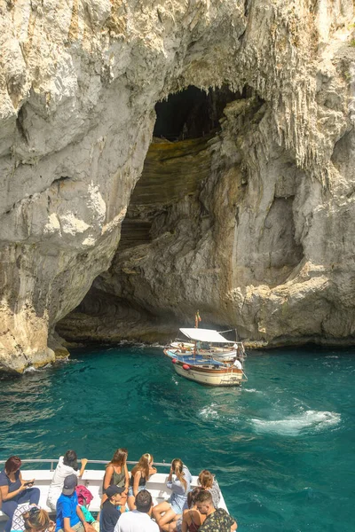 Isla Capri Italia Agosto 2019 Pequeños Barcos Entrada Grotta Bianca — Foto de Stock