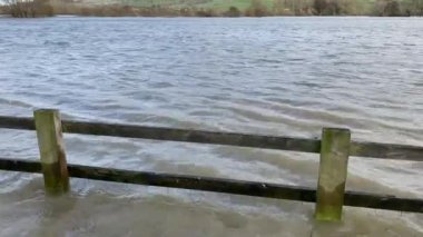 Ahşap çitler ve tarım arazileri aşırı hava koşullarından sonra çamurlu sel suları altında kaldı.