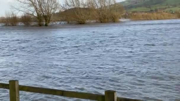 Trästaketet Dränktes Lerigt Översvämningsvatten Efter Extrema Väderförhållanden Panning Från Vänster — Stockvideo