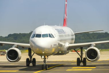 Milan, İtalya - Haziran 2019: Türk Havayolları Airbus jeti Milan Malepensa havaalanına vardıktan sonra terminale gidiyor.