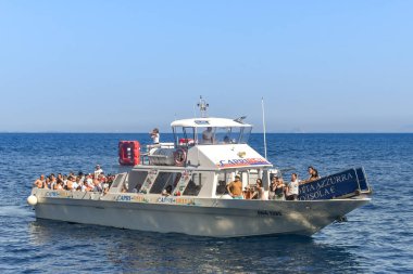 Capri Adası, İtalya - Ağustos 2019: Capri Adası çevresinde turistik bir gezide bir motorlu tekne ile bir grup insan.