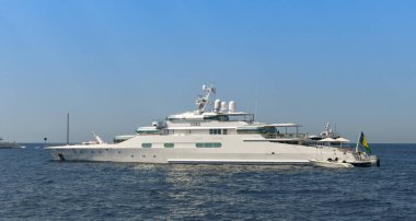 Capri Adası, İtalya - Ağustos 2019 Capri Adası açıklarındaki lüks süper yat Zeus..