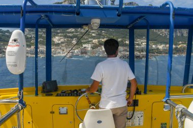 Capri Adası, İtalya - Ağustos 2019: Mürettebat Capri Adası çevresinde küçük bir motorlu tekne gezisi yapıyor.