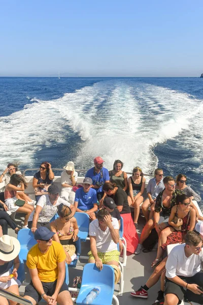 Isla Capri Italia Agosto 2019 Grupo Personas Sentadas Parte Trasera — Foto de Stock