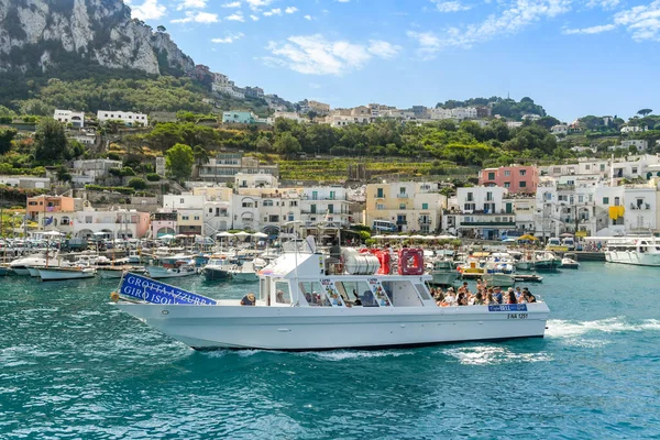 イタリアのカプリ島 8月2019 カプリ島の青の洞窟への観光旅行でモーターボートに乗っている人々のグループ — ストック写真