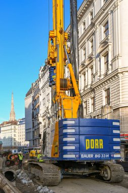 Viyana, Avusturya - Kasım 2019: Viyana şehir merkezinde bir sokakta çalışan büyük ağır mobil sondaj makinesi