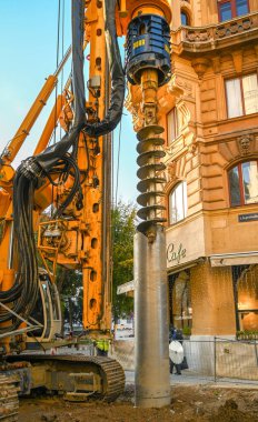 Viyana, Avusturya - Kasım 2019: Viyana şehir merkezindeki bir sahada büyük bir hidrolik sondaj makinesi