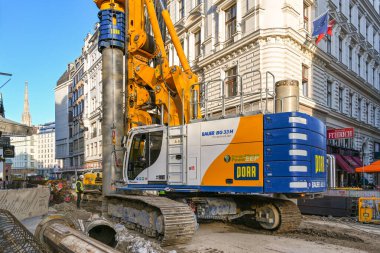 Viyana, Avusturya - Kasım 2019: Viyana şehir merkezinde bir sokakta çalışan büyük ağır mobil sondaj makinesi