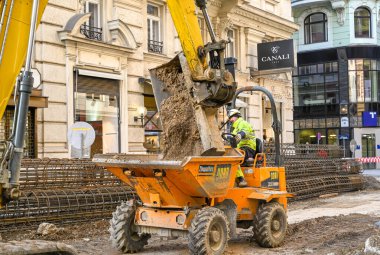 Viyana, Avusturya - Kasım 2019: Viyana şehir merkezindeki bir şantiyede toprak döken bir kazıcı