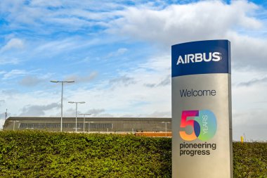 Broughton, Wales - Mart 2020: Broughton Airbus planının girişindeki 
