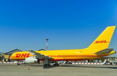 NAPLES, ITALY - 2019: Napoli havaalanında DHL tarafından işletilen Boeing 757 hava kargo jeti.