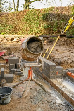 CARDIFF, WALES - Şubat 2020: Bahçe düzenlemeleri için duvar inşaatı için beton karıştırıcı.