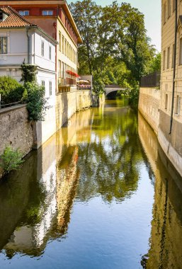 PRAG, CZECH CUBLIC - Temmuz 2018: Prag 'daki eski kasaba yakınlarındaki binalar arasında akan kanal.