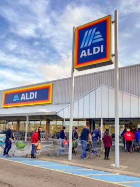 PONTYPRIDD, WALES - 21 Mart 2020: İnsanlar Coronavirus salgınının etkilerinden endişe ettikleri için Pontypridd 'deki bir ALDI mağazasından alışveriş kuyruğuna girdiler.