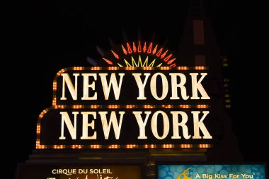 LAS VEGAS, NV, ABD - FEBRUARY 2019: Las Vegas Bulvarı 'ndaki New York Oteli' nin dışındaki ışıklı tabela.